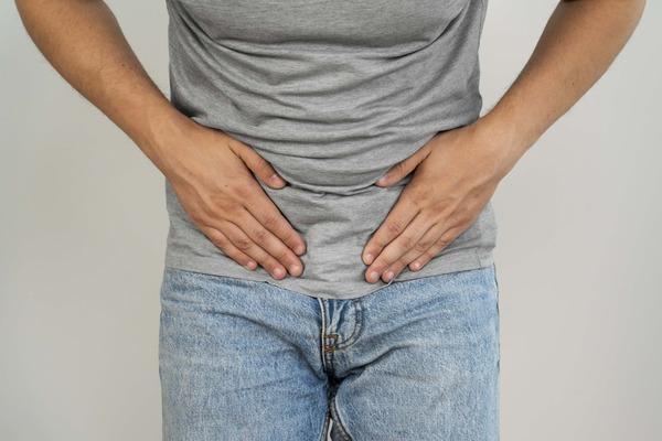 A person experiencing pain in his abdomen